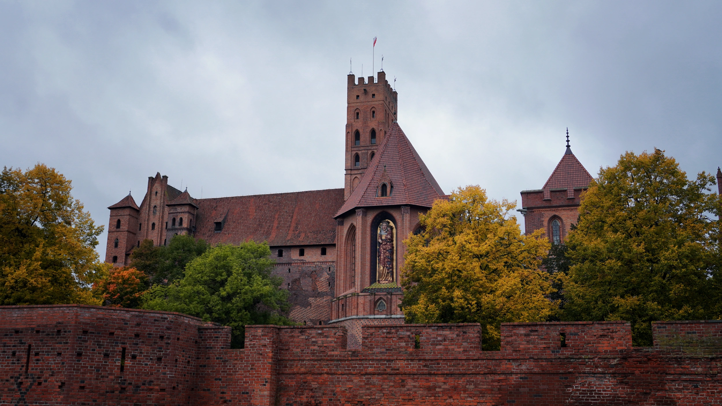 Foto Il castello di Malbork, imponente fortezza 
                    dei Cavalieri Teutonici e patrimonio UNESCO, è uno dei più grandi complessi in mattoni d'Europa. 
                    Le sue torri, i cortili e le sale medievali raccontano la potenza e il fascino di un'epoca lontana, 
                    rendendolo una tappa imperdibile a pochi chilometri da Danzica