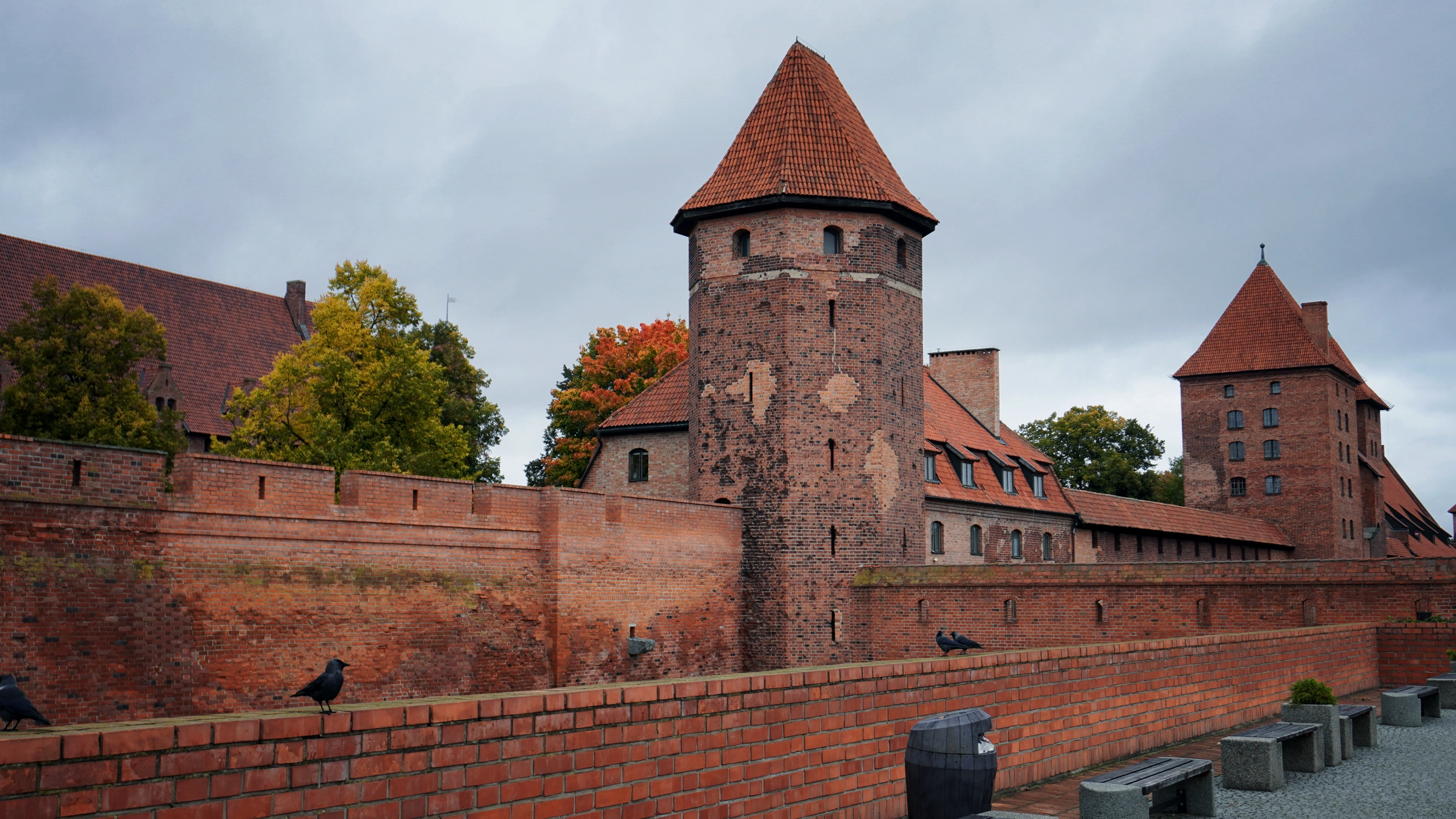 Foto Il castello di Malbork, imponente fortezza 
                    dei Cavalieri Teutonici e patrimonio UNESCO, è uno dei più grandi complessi in mattoni d'Europa. 
                    Le sue torri, i cortili e le sale medievali raccontano la potenza e il fascino di un'epoca lontana, 
                    rendendolo una tappa imperdibile a pochi chilometri da Danzica
