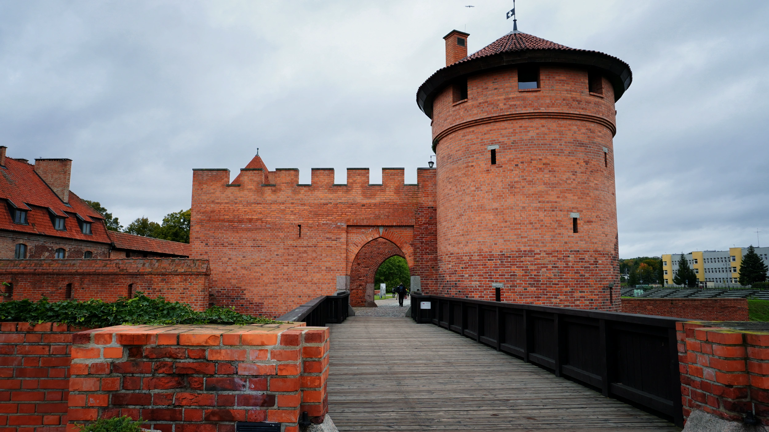 Foto Il castello di Malbork, imponente fortezza 
                    dei Cavalieri Teutonici e patrimonio UNESCO, è uno dei più grandi complessi in mattoni d'Europa. 
                    Le sue torri, i cortili e le sale medievali raccontano la potenza e il fascino di un'epoca lontana, 
                    rendendolo una tappa imperdibile a pochi chilometri da Danzica
