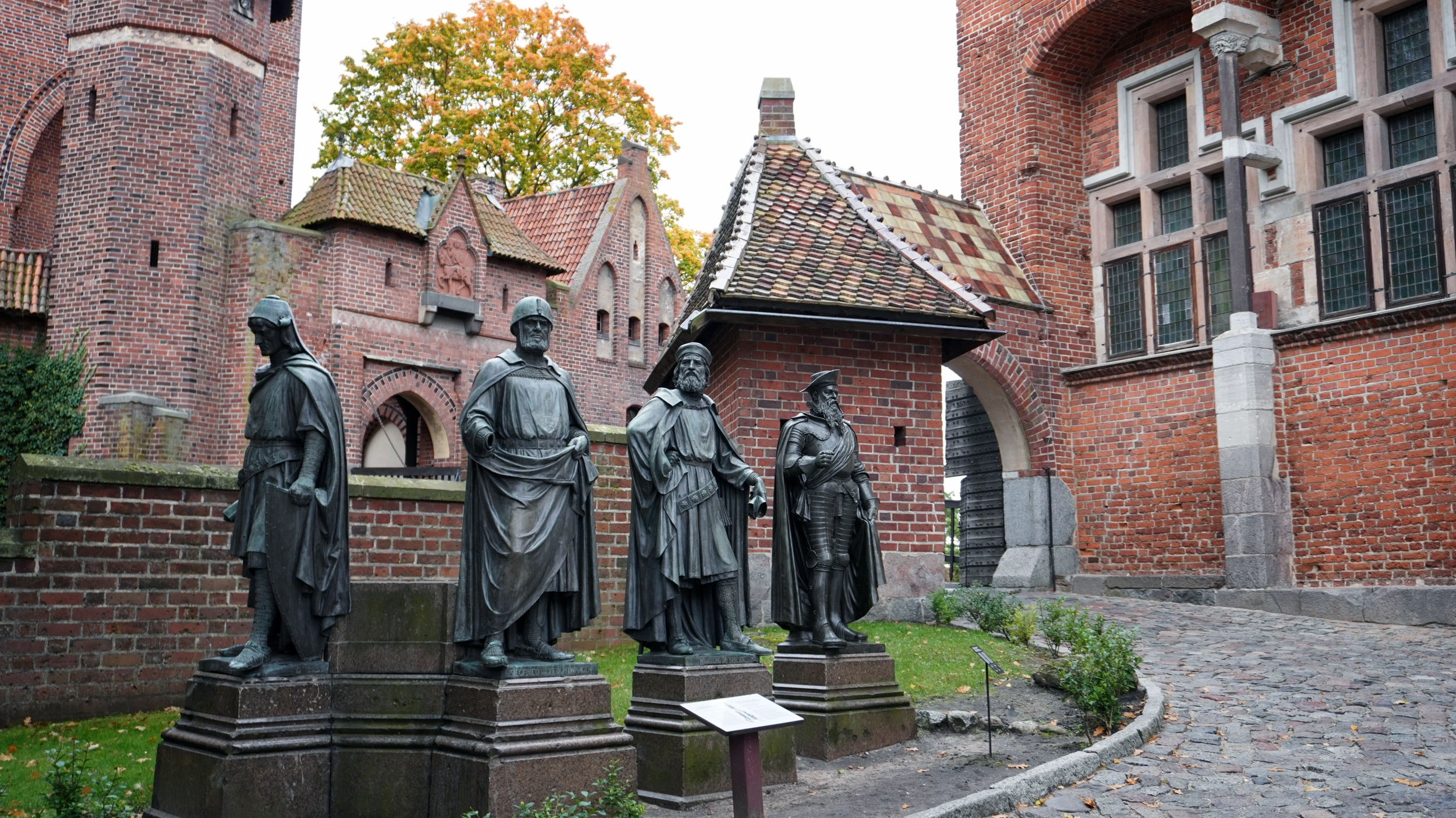Foto Il castello di Malbork, imponente fortezza 
                    dei Cavalieri Teutonici e patrimonio UNESCO, è uno dei più grandi complessi in mattoni d'Europa. 
                    Le sue torri, i cortili e le sale medievali raccontano la potenza e il fascino di un'epoca lontana, 
                    rendendolo una tappa imperdibile a pochi chilometri da Danzica