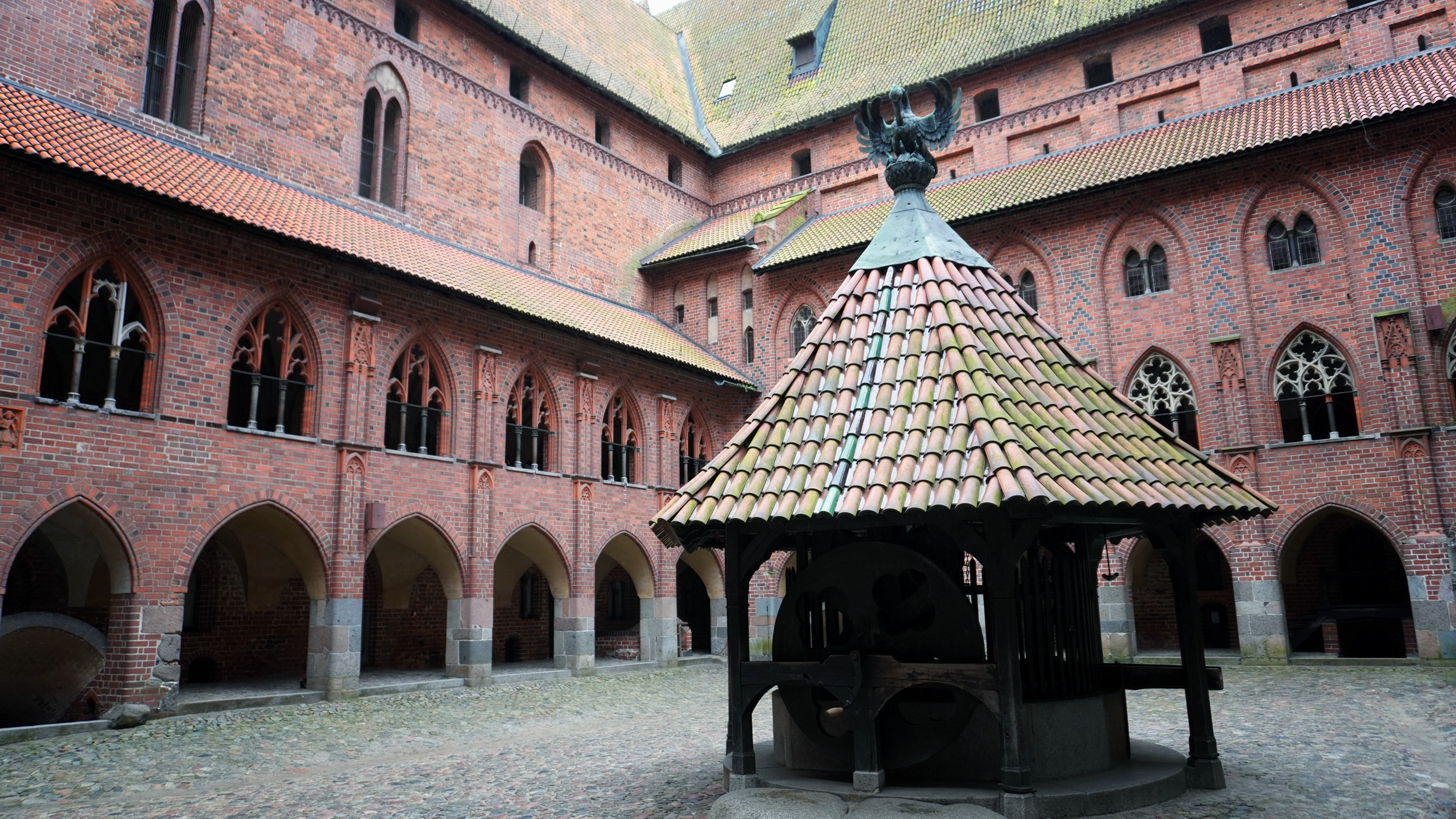Foto Il castello di Malbork, imponente fortezza 
                    dei Cavalieri Teutonici e patrimonio UNESCO, è uno dei più grandi complessi in mattoni d'Europa. 
                    Le sue torri, i cortili e le sale medievali raccontano la potenza e il fascino di un'epoca lontana, 
                    rendendolo una tappa imperdibile a pochi chilometri da Danzica