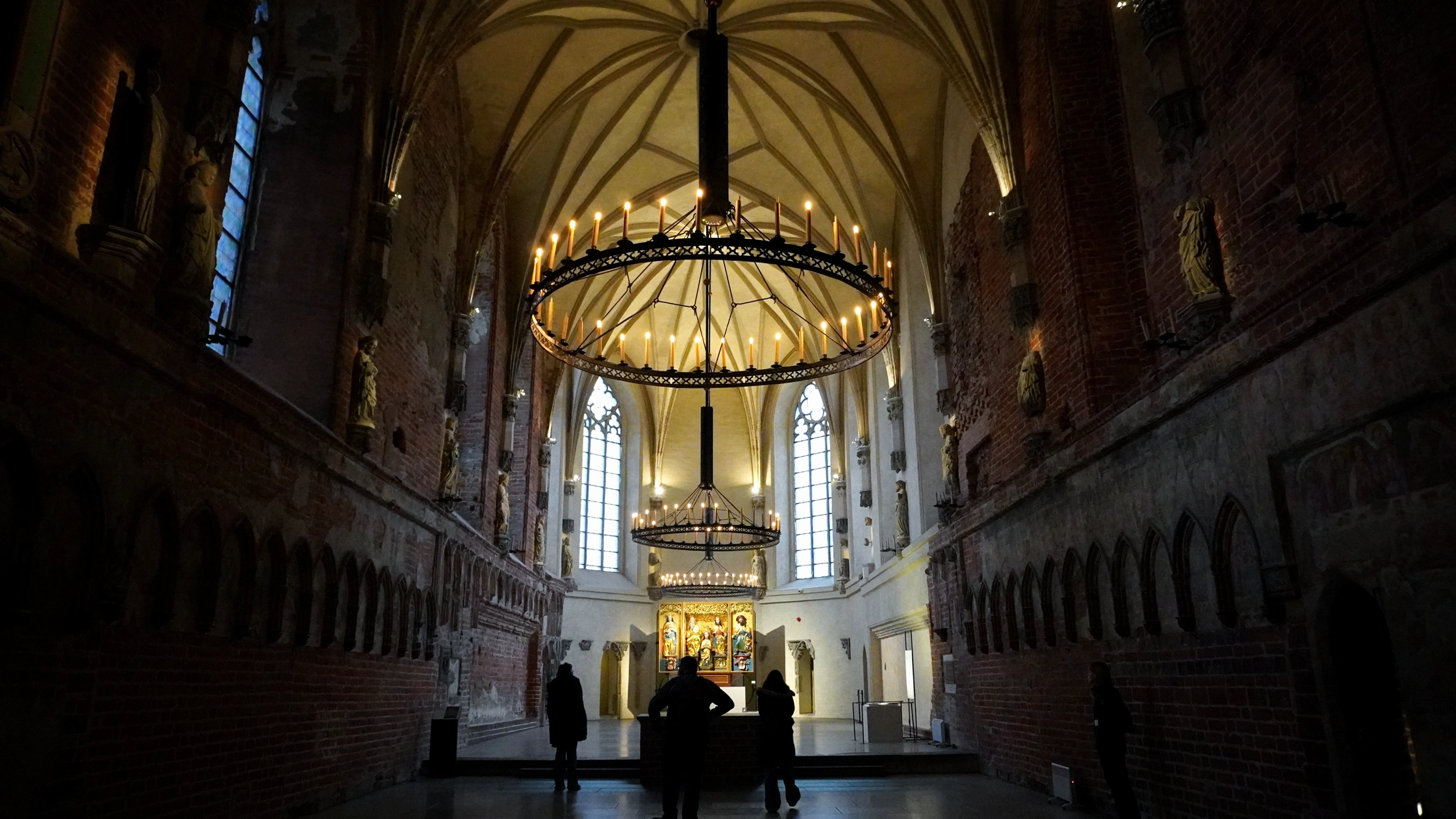Foto Il castello di Malbork, imponente fortezza 
                    dei Cavalieri Teutonici e patrimonio UNESCO, è uno dei più grandi complessi in mattoni d'Europa. 
                    Le sue torri, i cortili e le sale medievali raccontano la potenza e il fascino di un'epoca lontana, 
                    rendendolo una tappa imperdibile a pochi chilometri da Danzica