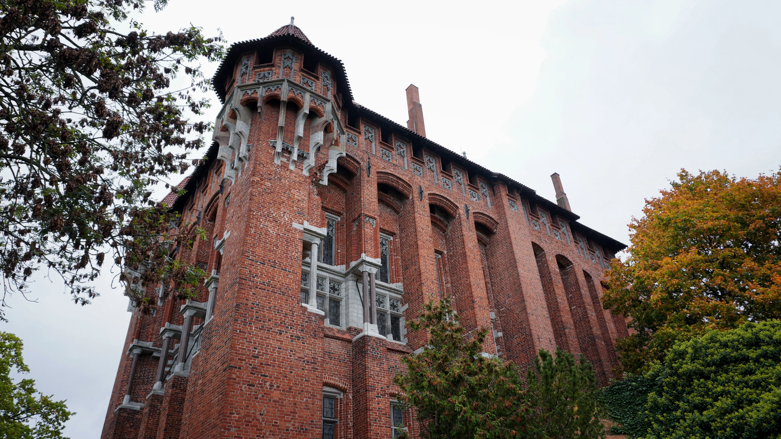 Foto Il castello di Malbork, imponente fortezza 
                    dei Cavalieri Teutonici e patrimonio UNESCO, è uno dei più grandi complessi in mattoni d'Europa. 
                    Le sue torri, i cortili e le sale medievali raccontano la potenza e il fascino di un'epoca lontana, 
                    rendendolo una tappa imperdibile a pochi chilometri da Danzica