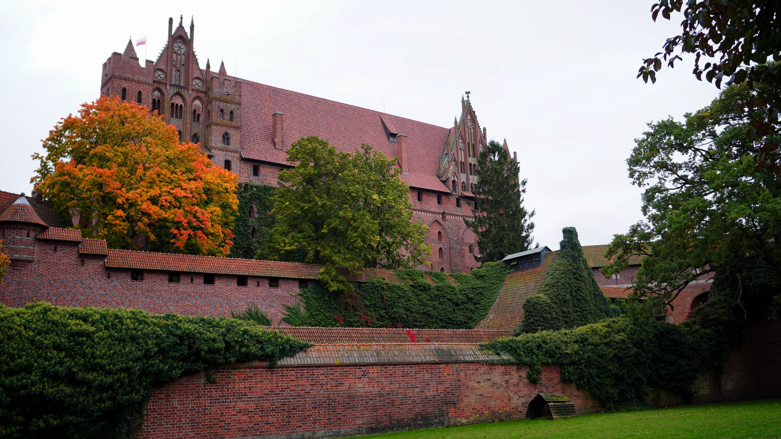 Foto Il castello di Malbork, imponente fortezza 
                    dei Cavalieri Teutonici e patrimonio UNESCO, è uno dei più grandi complessi in mattoni d'Europa. 
                    Le sue torri, i cortili e le sale medievali raccontano la potenza e il fascino di un'epoca lontana, 
                    rendendolo una tappa imperdibile a pochi chilometri da Danzica