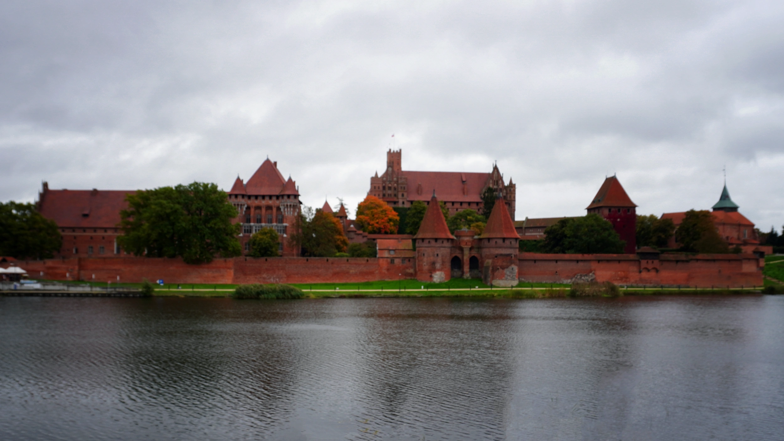 Foto Il castello di Malbork, imponente fortezza 
                    dei Cavalieri Teutonici e patrimonio UNESCO, è uno dei più grandi complessi in mattoni d'Europa. 
                    Le sue torri, i cortili e le sale medievali raccontano la potenza e il fascino di un'epoca lontana, 
                    rendendolo una tappa imperdibile a pochi chilometri da Danzica
