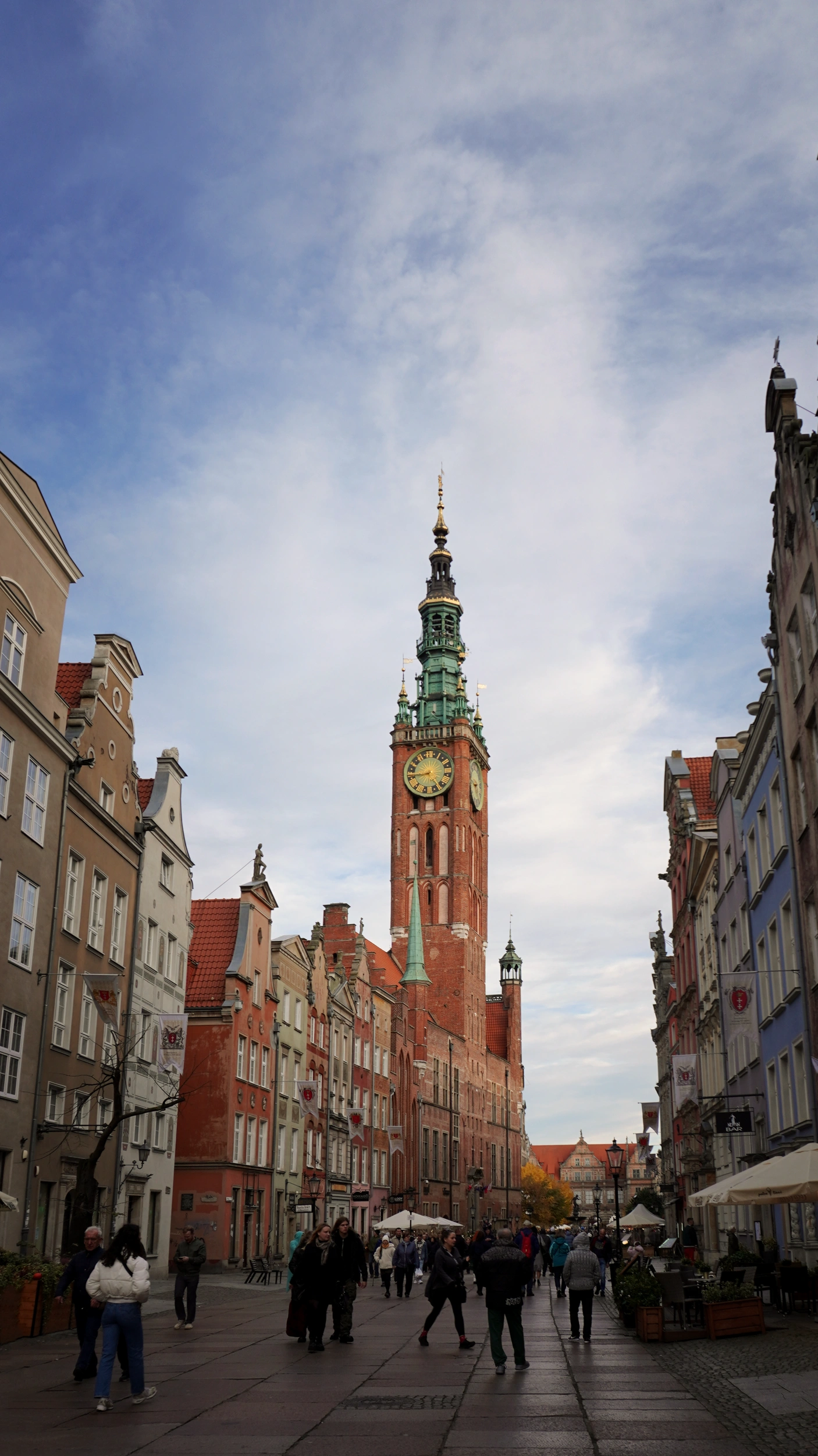Foto A Danzica la Via Reale conduce tra palazzi eleganti, 
                    la Corte di Artù e la Fontana di Nettuno, con il municipio che svetta fiero sulla piazza. 
                    Le case colorate del centro raccontano secoli di storia, mentre lungo 