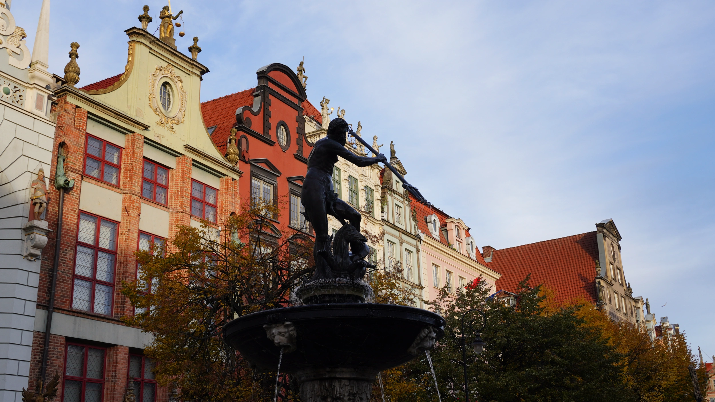 Foto A Danzica la Via Reale conduce tra palazzi eleganti, 
                    la Corte di Artù e la Fontana di Nettuno, con il municipio che svetta fiero sulla piazza. 
                    Le case colorate del centro raccontano secoli di storia, mentre lungo 