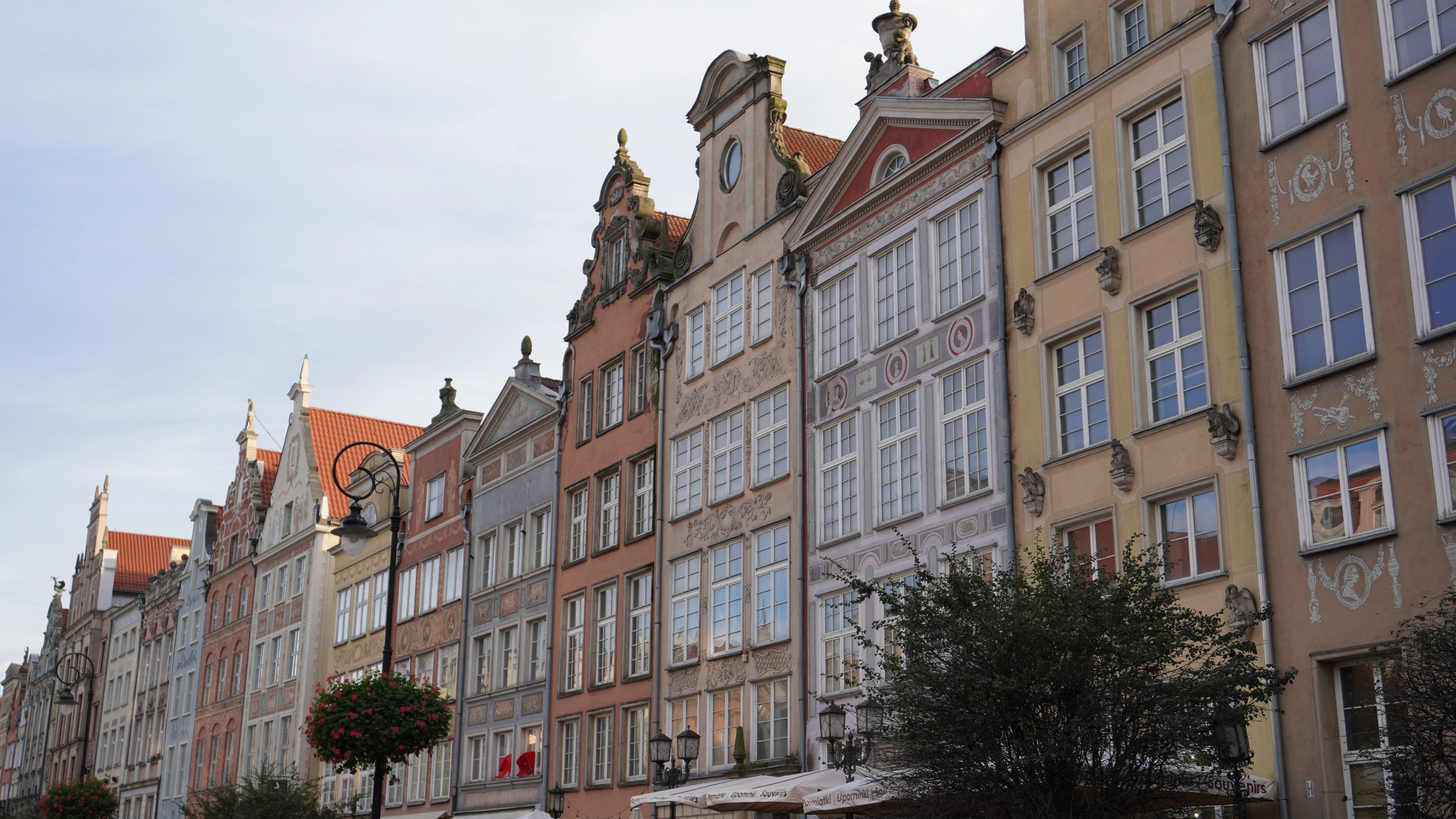 Foto A Danzica la Via Reale conduce tra palazzi eleganti, 
                    la Corte di Artù e la Fontana di Nettuno, con il municipio che svetta fiero sulla piazza. 
                    Le case colorate del centro raccontano secoli di storia, mentre lungo 