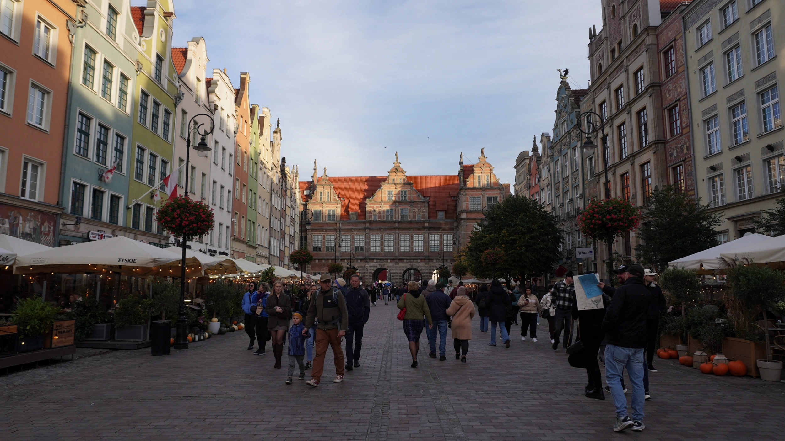 Foto A Danzica la Via Reale conduce tra palazzi eleganti, 
                    la Corte di Artù e la Fontana di Nettuno, con il municipio che svetta fiero sulla piazza. 
                    Le case colorate del centro raccontano secoli di storia, mentre lungo 