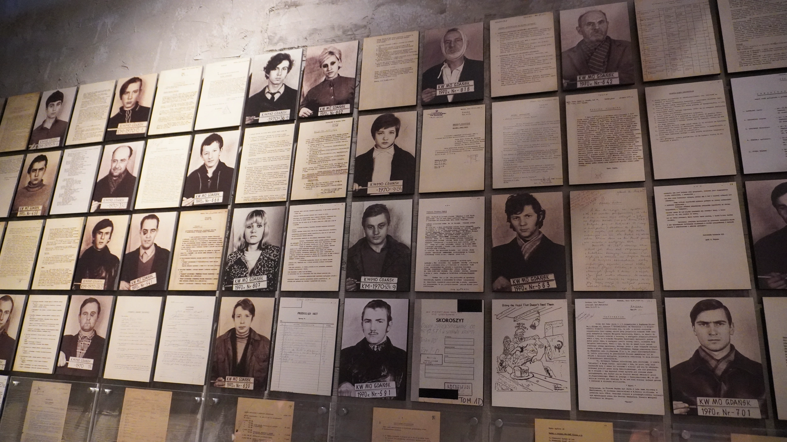 Foto Il Museo della Seconda Guerra Mondiale di Danzica colpisce 
                    per la sua architettura audace e per l'intensità del suo percorso espositivo, che racconta con profondità 
                    le tragedie e il coraggio del Novecento. Poco distante, 
                    il Centro Europeo di Solidarność celebra la forza del movimento operaio e lo spirito di libertà 
                    che da Danzica ha cambiato la storia dell'Europa.
