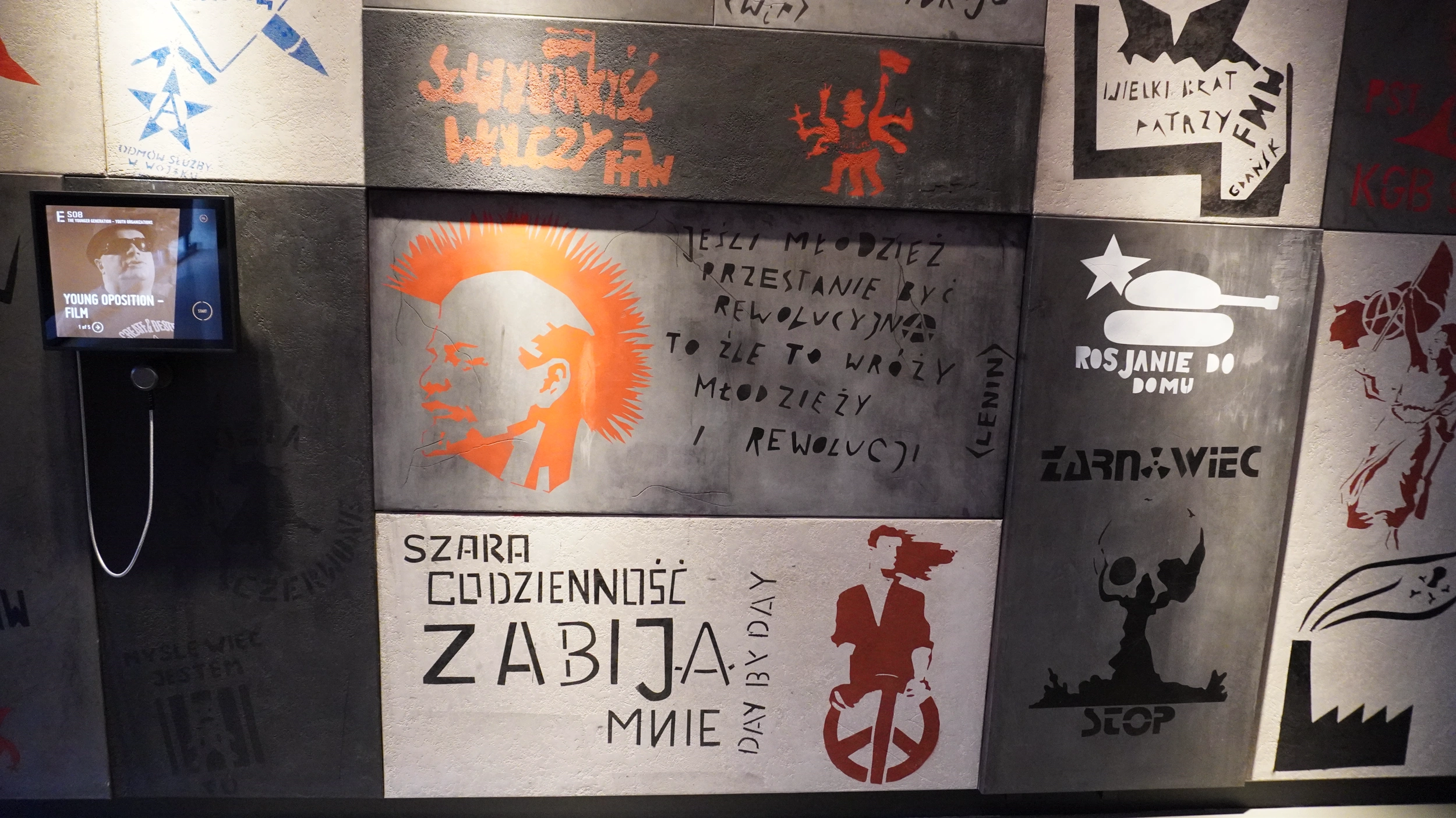 Foto Il Museo della Seconda Guerra Mondiale di Danzica colpisce 
                    per la sua architettura audace e per l'intensità del suo percorso espositivo, che racconta con profondità 
                    le tragedie e il coraggio del Novecento. Poco distante, 
                    il Centro Europeo di Solidarność celebra la forza del movimento operaio e lo spirito di libertà 
                    che da Danzica ha cambiato la storia dell'Europa.