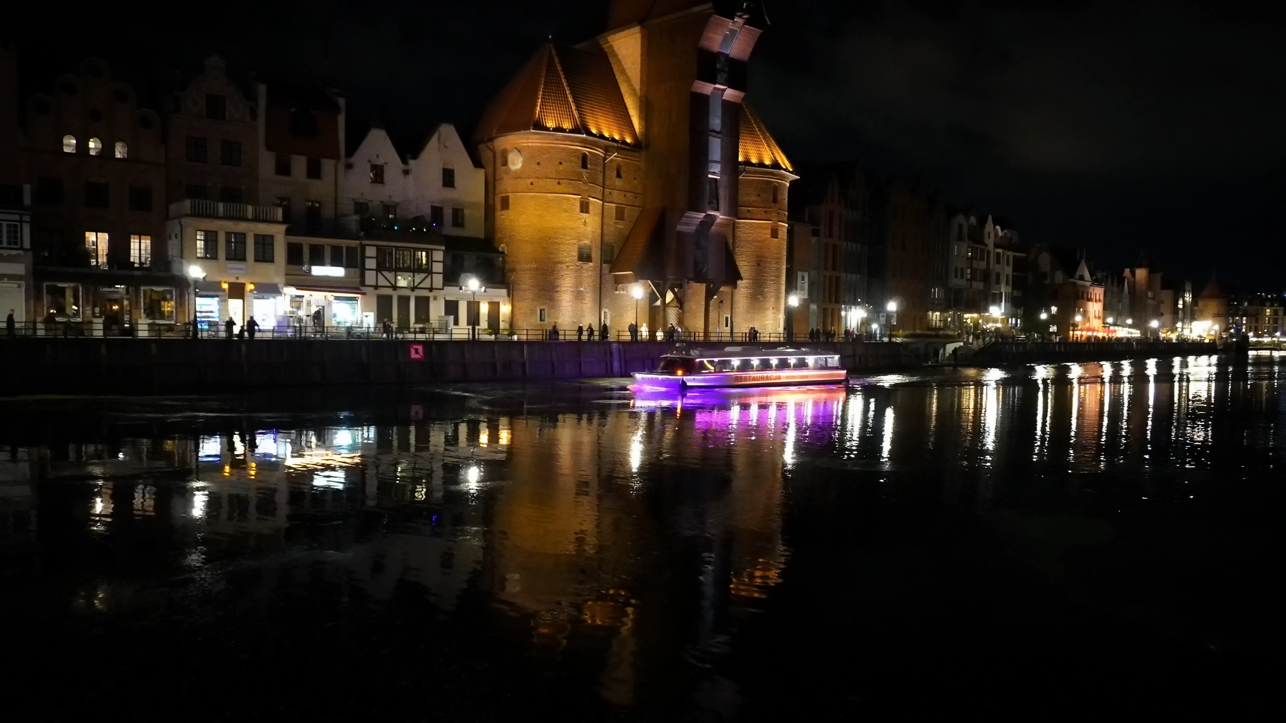 Foto A Danzica la Via Reale conduce tra palazzi eleganti, 
                    la Corte di Artù e la Fontana di Nettuno, con il municipio che svetta fiero sulla piazza. 
                    Le case colorate del centro raccontano secoli di storia, mentre lungo 