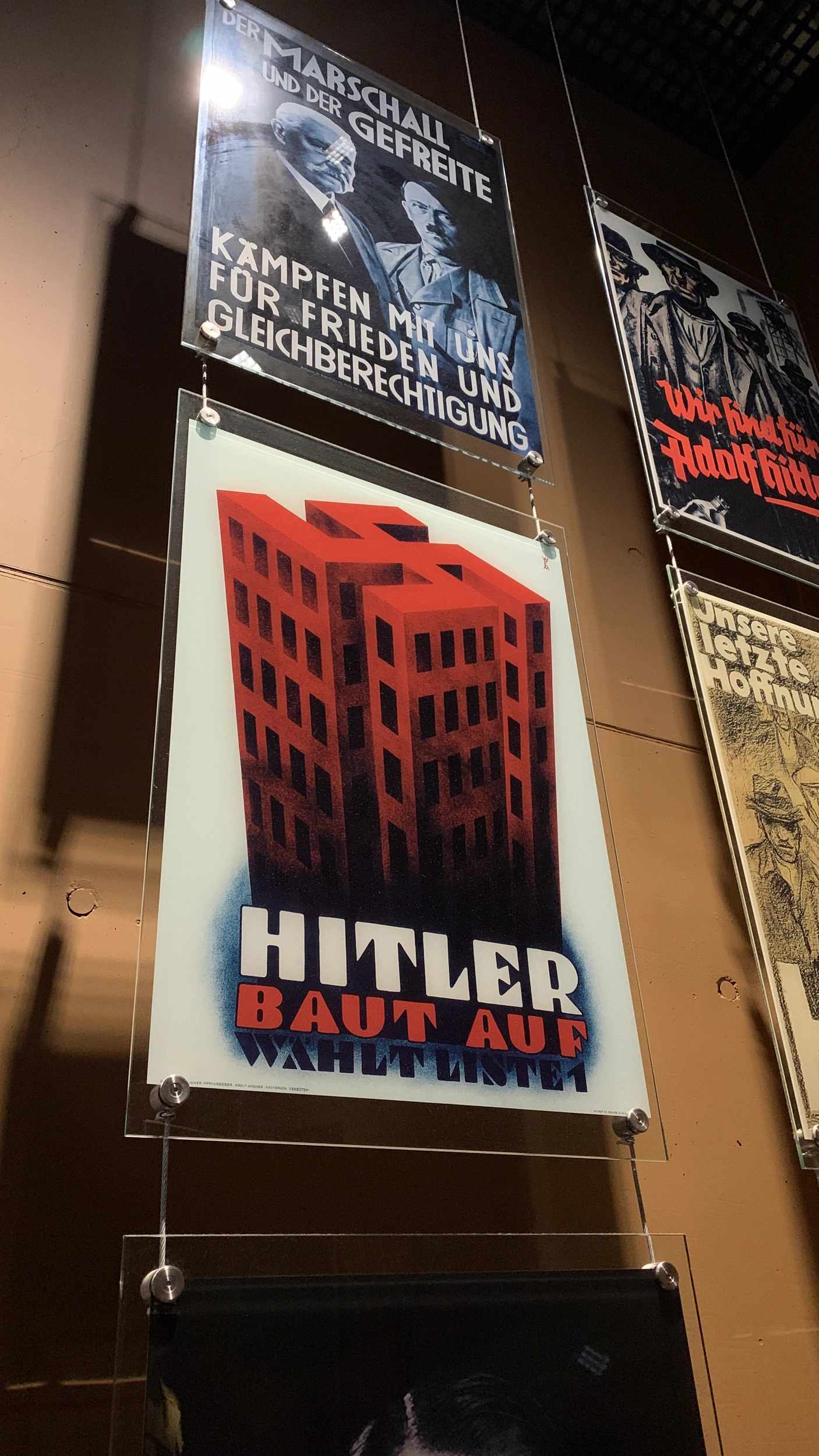 Foto Il Museo della Seconda Guerra Mondiale di Danzica colpisce 
                    per la sua architettura audace e per l'intensità del suo percorso espositivo, che racconta con profondità 
                    le tragedie e il coraggio del Novecento. Poco distante, 
                    il Centro Europeo di Solidarność celebra la forza del movimento operaio e lo spirito di libertà 
                    che da Danzica ha cambiato la storia dell'Europa.