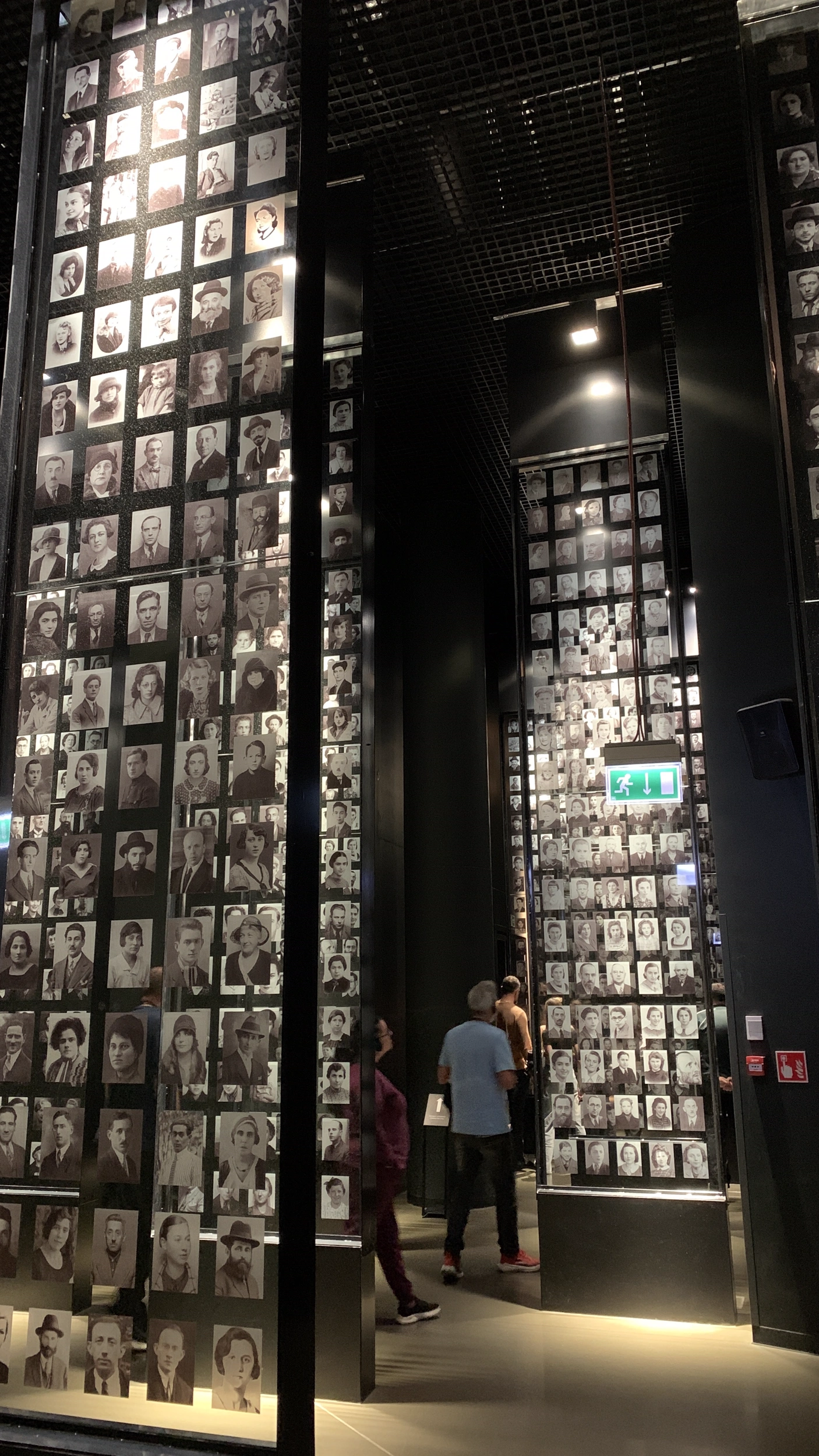 Foto Il Museo della Seconda Guerra Mondiale di Danzica colpisce 
                    per la sua architettura audace e per l'intensità del suo percorso espositivo, che racconta con profondità 
                    le tragedie e il coraggio del Novecento. Poco distante, 
                    il Centro Europeo di Solidarność celebra la forza del movimento operaio e lo spirito di libertà 
                    che da Danzica ha cambiato la storia dell'Europa.