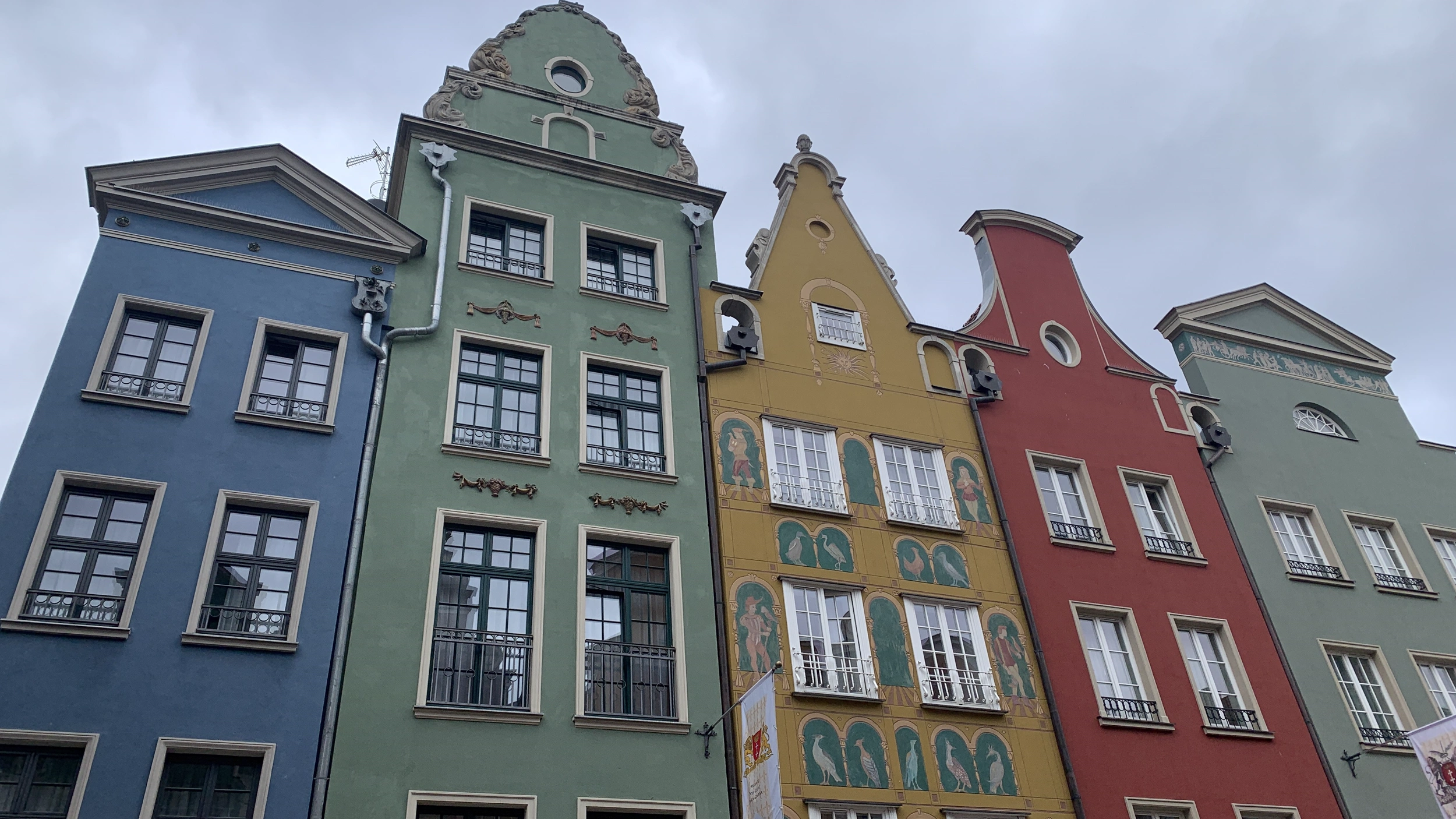Foto A Danzica la Via Reale conduce tra palazzi eleganti, 
                    la Corte di Artù e la Fontana di Nettuno, con il municipio che svetta fiero sulla piazza. 
                    Le case colorate del centro raccontano secoli di storia, mentre lungo 
